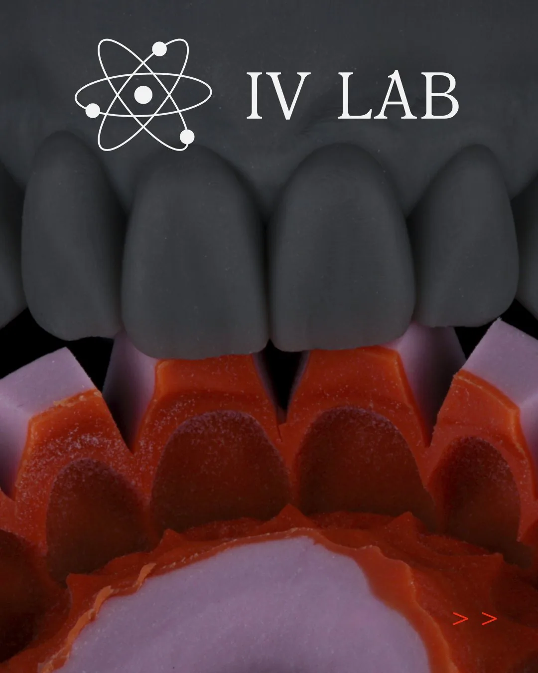 Enceramento e escultura artesanal de uma peça cerâmica no IV LAB